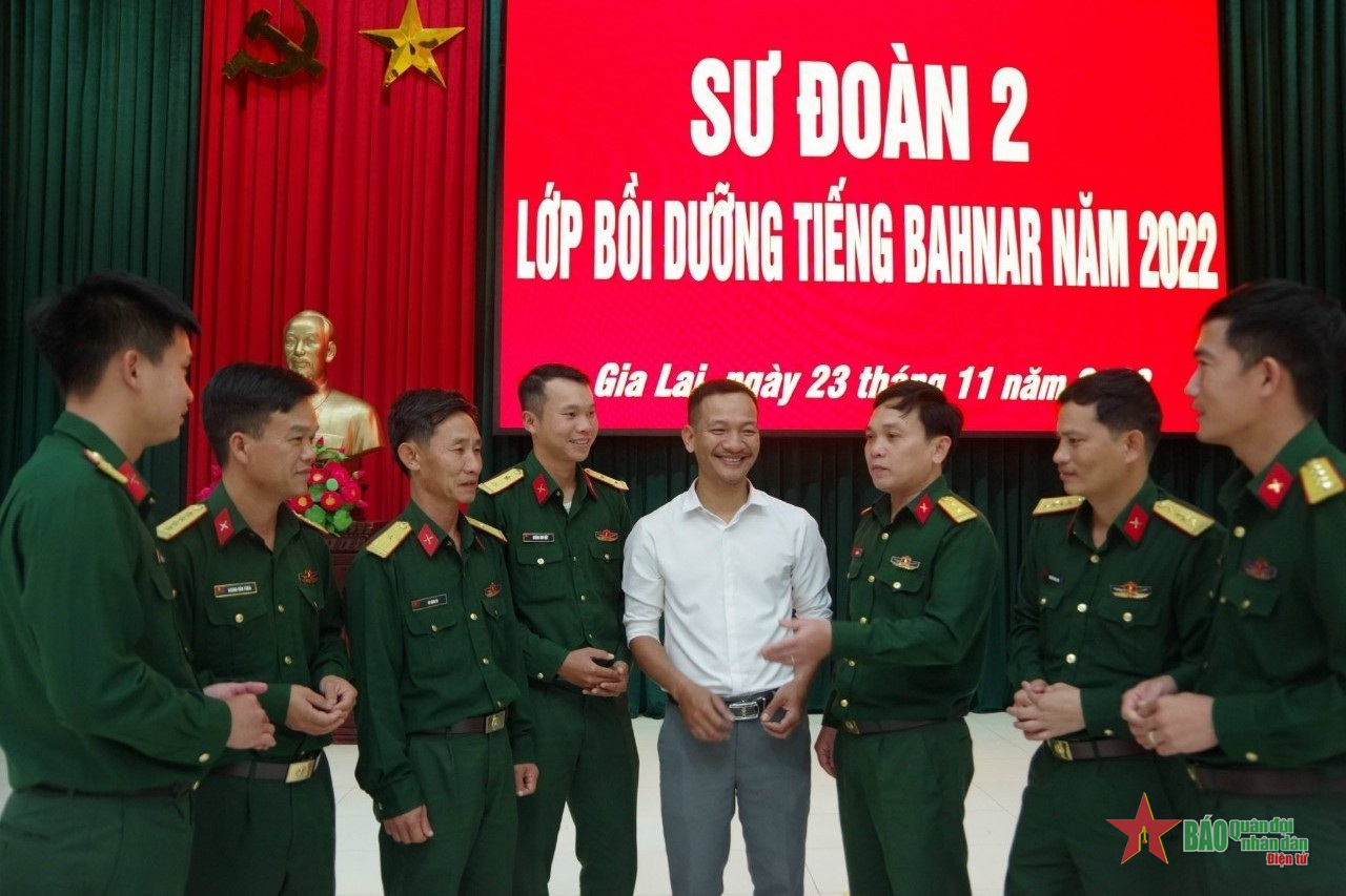 Dạy tiếng Ba Na cho bộ đội